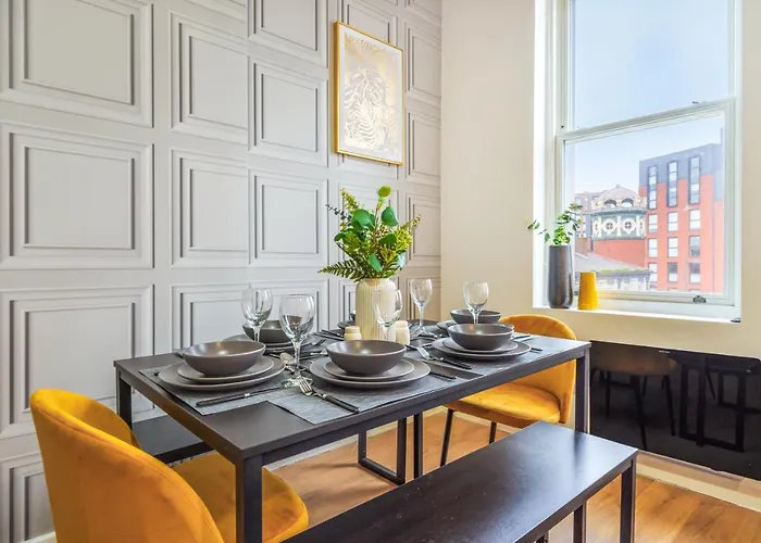 Spacious City Centre Apartment - Sleeps 8