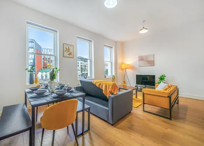 Spacious City Centre Apartment - Sleeps 8