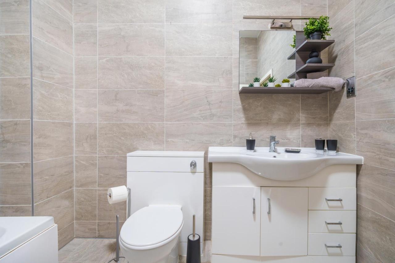 Spacious Centre - Sleeps 8 Apartment *