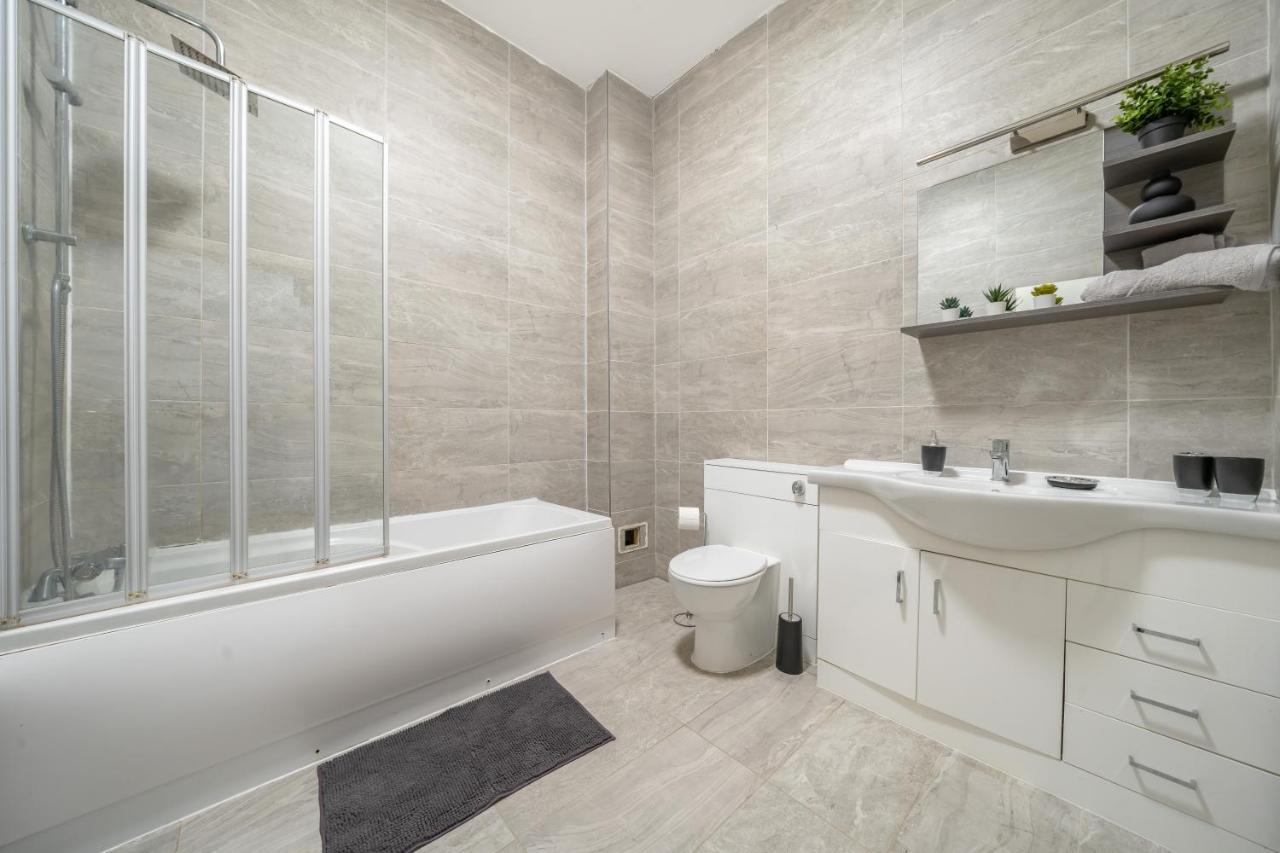 Spacious Centre - Sleeps 8 Apartment *